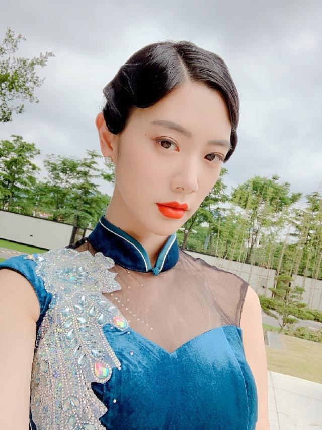 弹壳与玫瑰